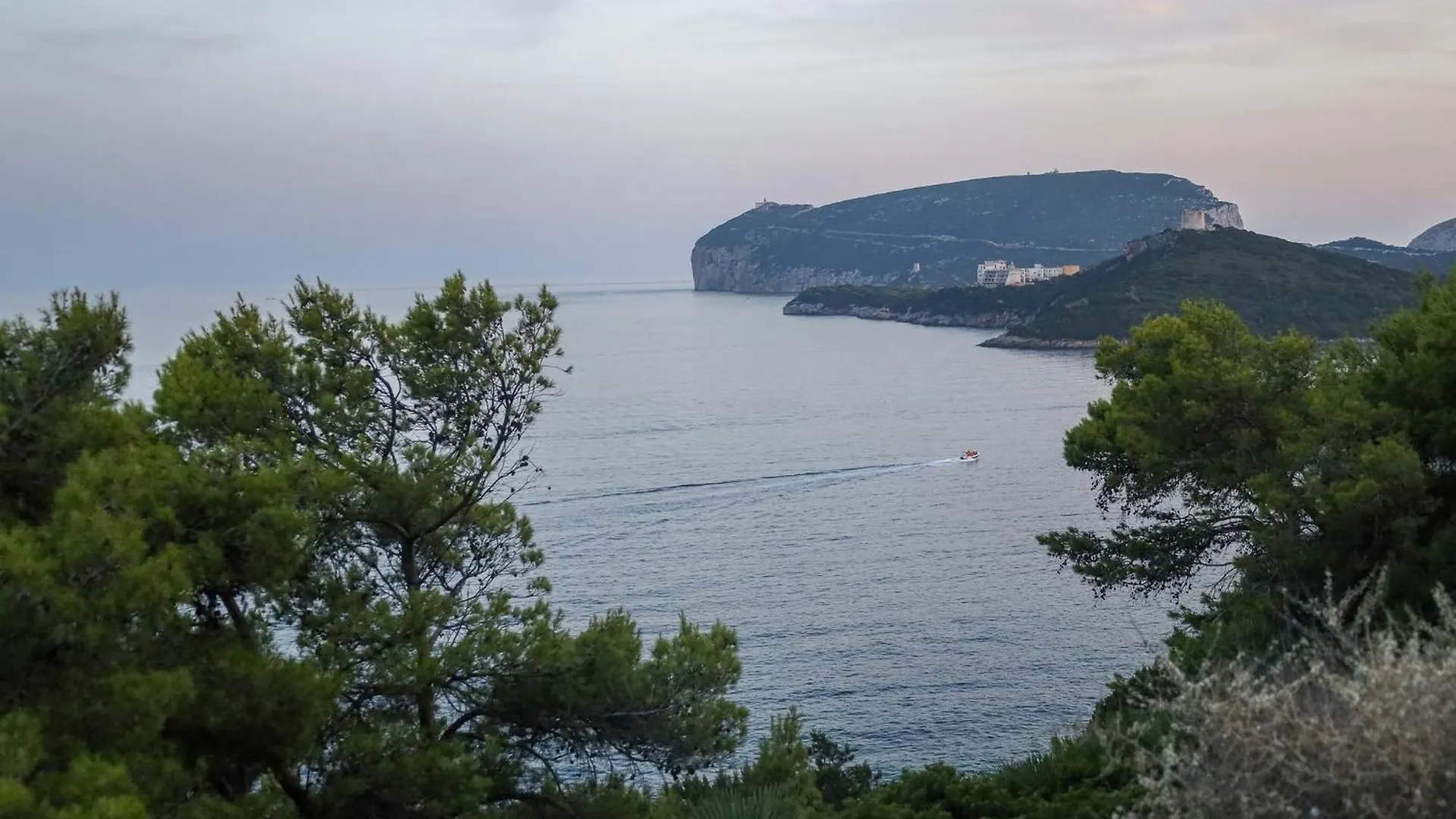 Comfy Flat W/ Pool, Tennis Court & Private Beach! Porto Conte Apartment