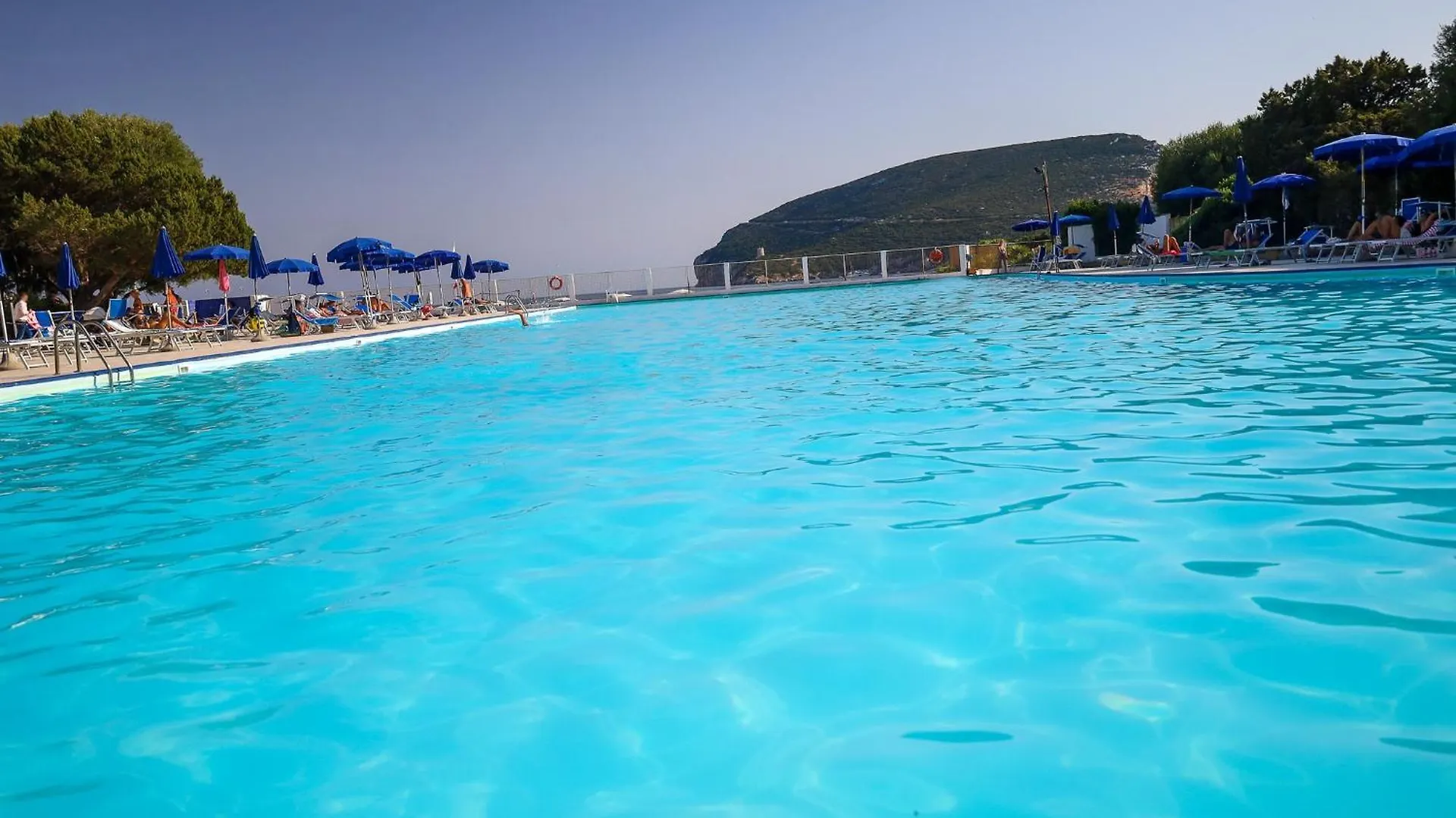 Comfy Flat W/ Pool, Tennis Court & Private Beach! Porto Conte