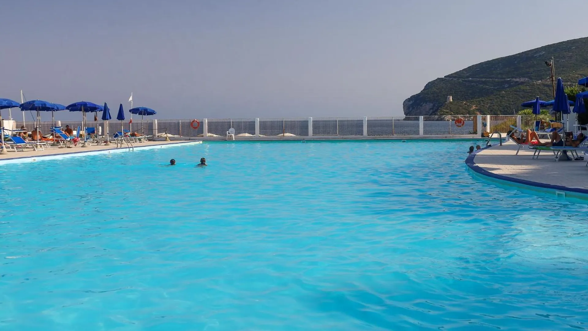 Comfy Flat W/ Pool, Tennis Court & Private Beach! location
